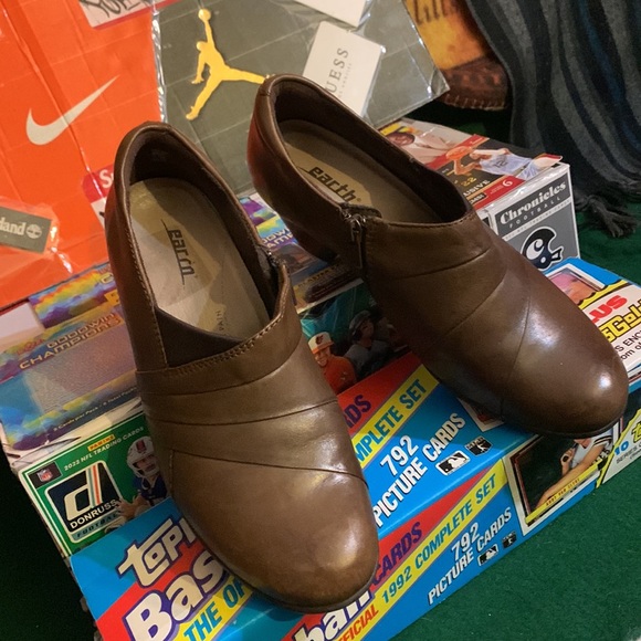 EARTH-women’s brown leather ‘GLORY BARK’ low zip-ankle heeled booties - Picture 2 of 10